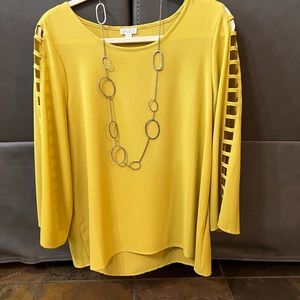 Versona Dressy top with cutouts along the sleeve